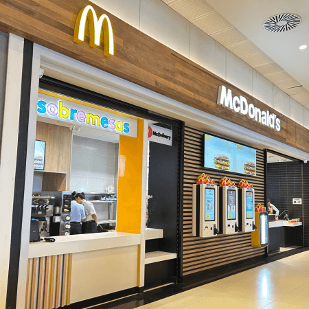 Imagem de interna da loja mc donald´s