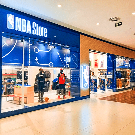 Imagem de interna da loja nba store